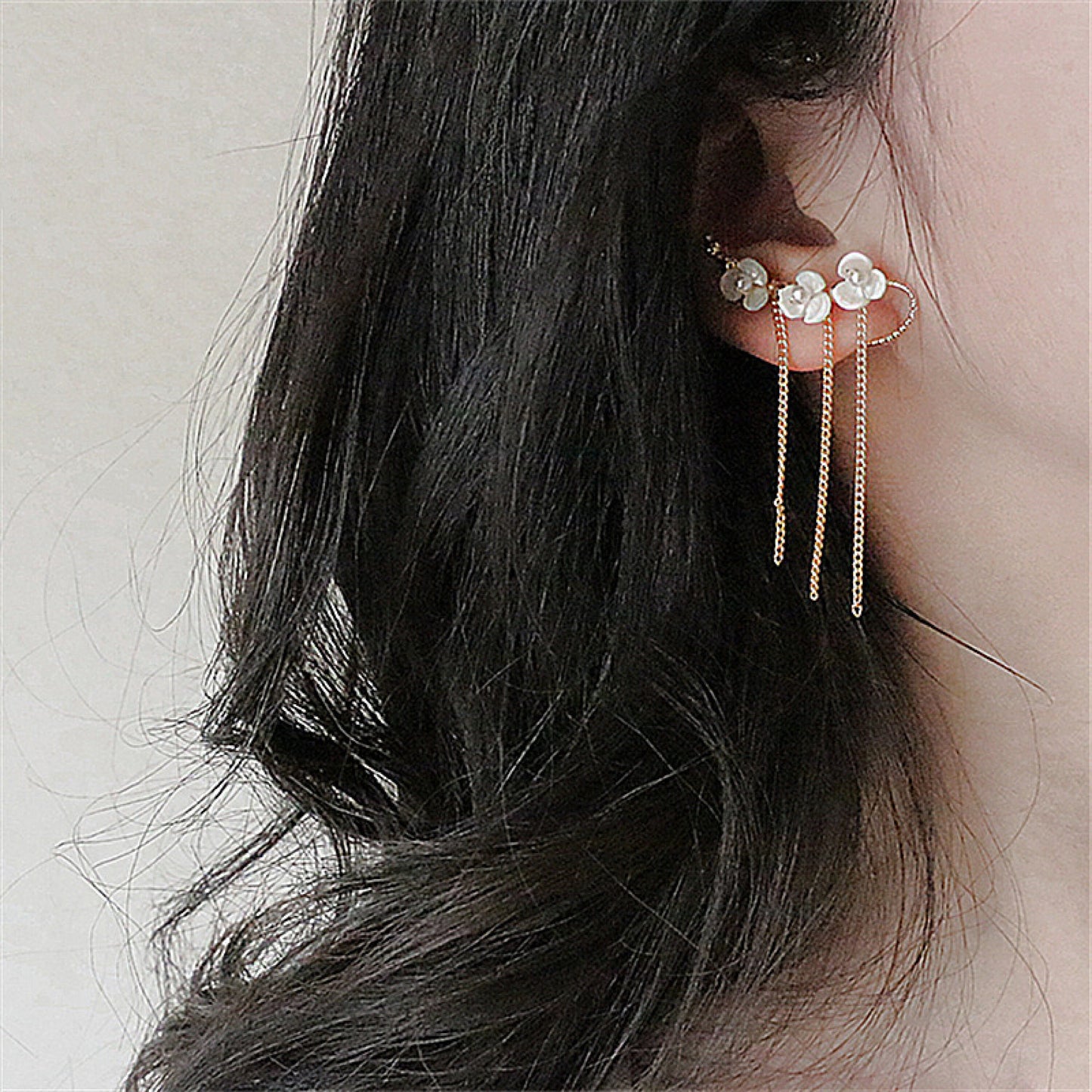 Flower ear wrap, No piercing ear wrap, Dainty pearl ear wrap, Gold vine ear wrap, Floral ear cuff, Non pierced ear wrap, Gold ear climber