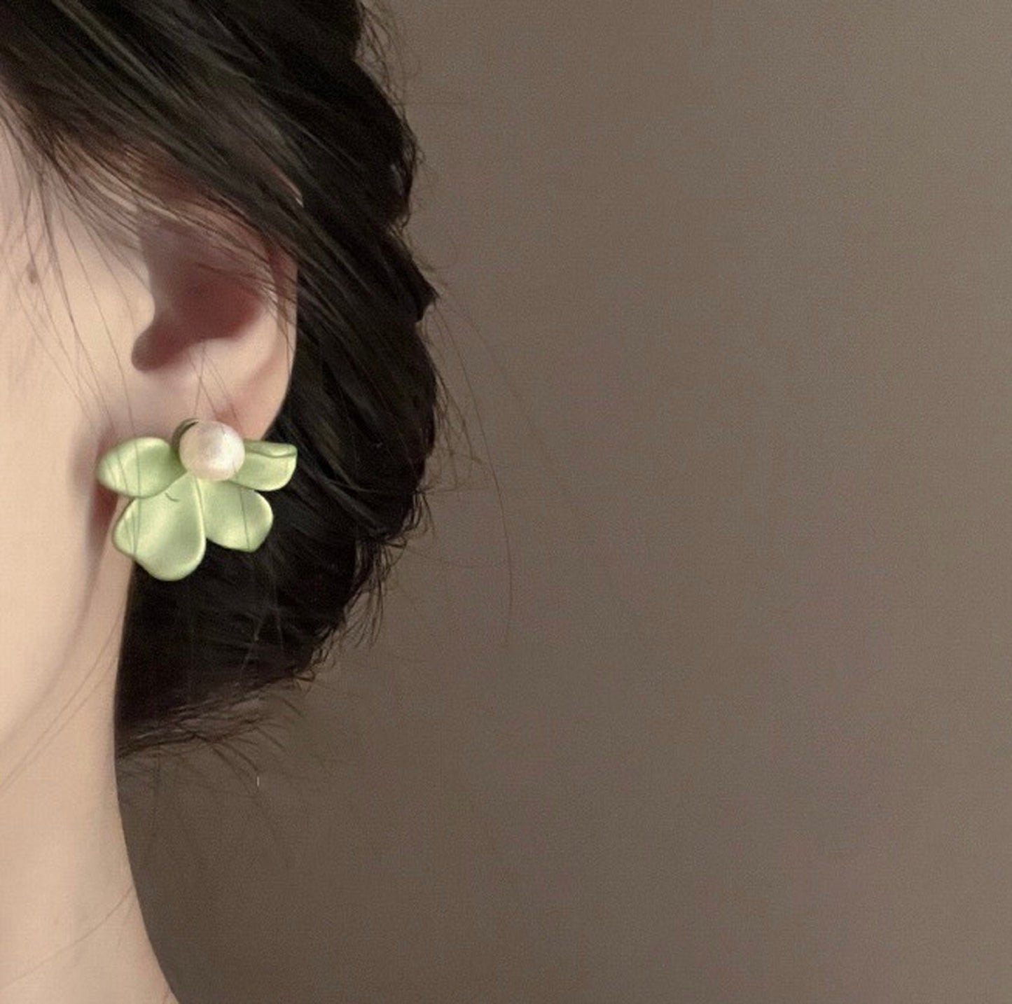 Flower petal earrings, Green Y2K chunky earrings, Floral stud earrings, Large statement earrings, Pearl floral earrings, Bohemian art deco