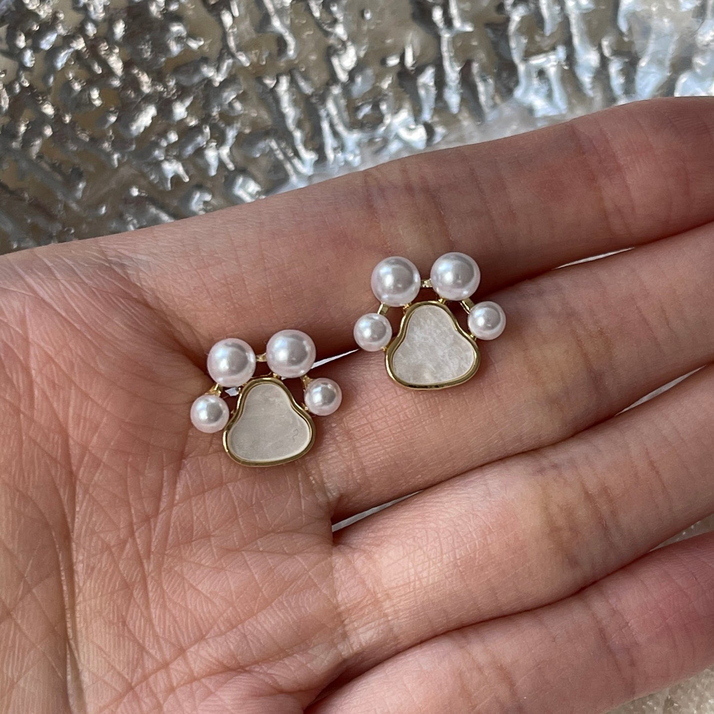 Pearl paw print earrings, puppy paw studs, pearl paw earrings, shell earrings, dog cat paw earrings, pet jewelry, y2k cute animal earrings