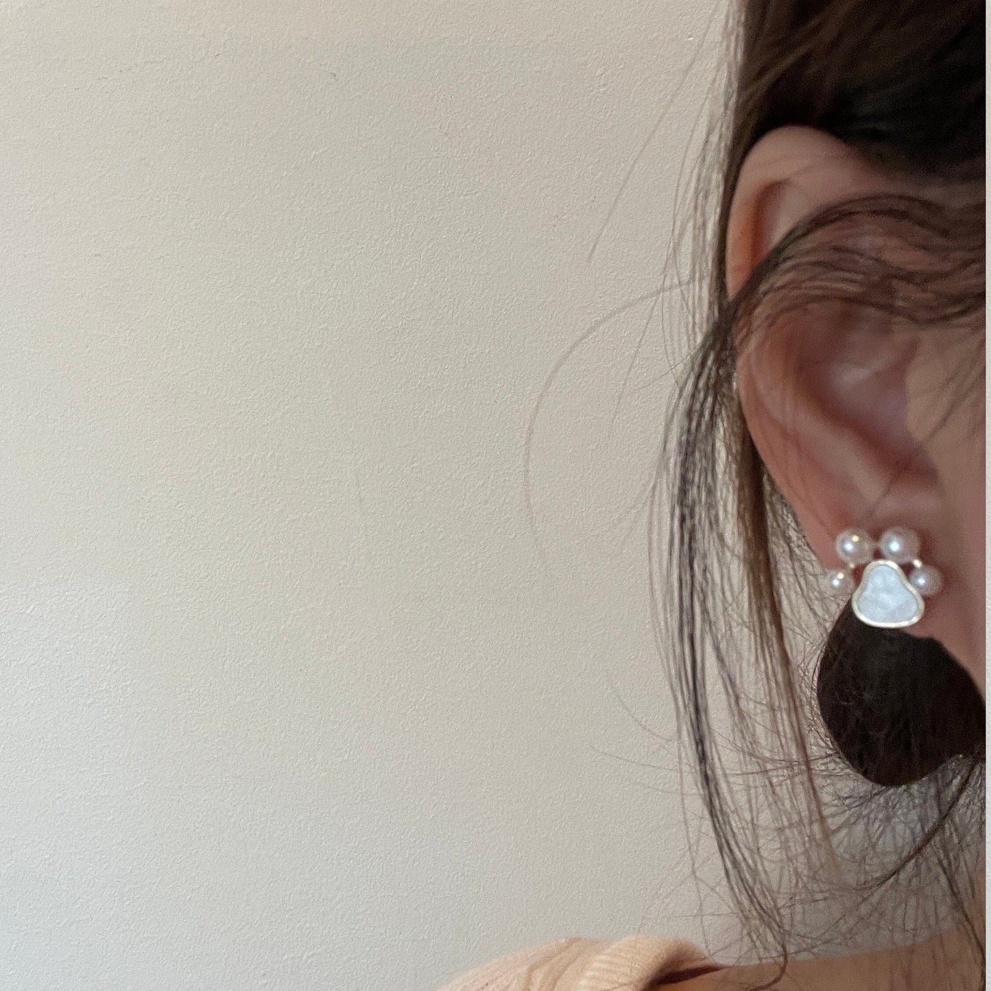 Pearl paw print earrings, puppy paw studs, pearl paw earrings, shell earrings, dog cat paw earrings, pet jewelry, y2k cute animal earrings