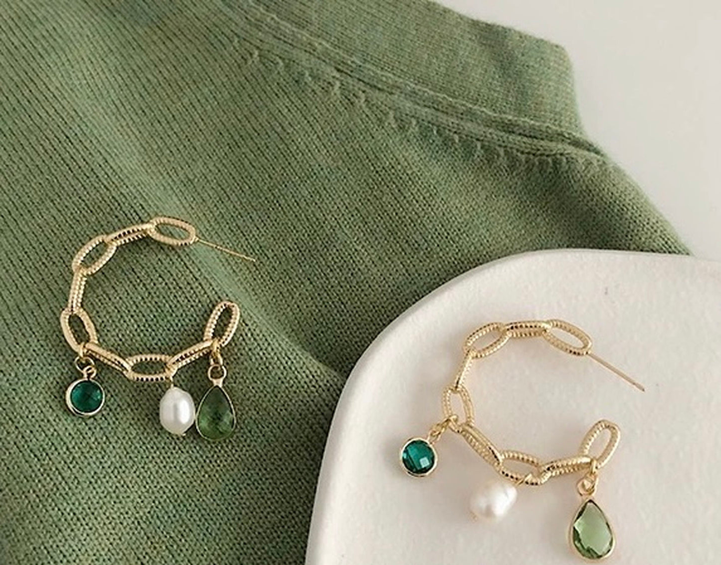 Emerald dangle pearl earrings, Gold link chain hoops, Aqua blue earrings, Natural pearl dangle drop earrings, Vintage style statement huggie