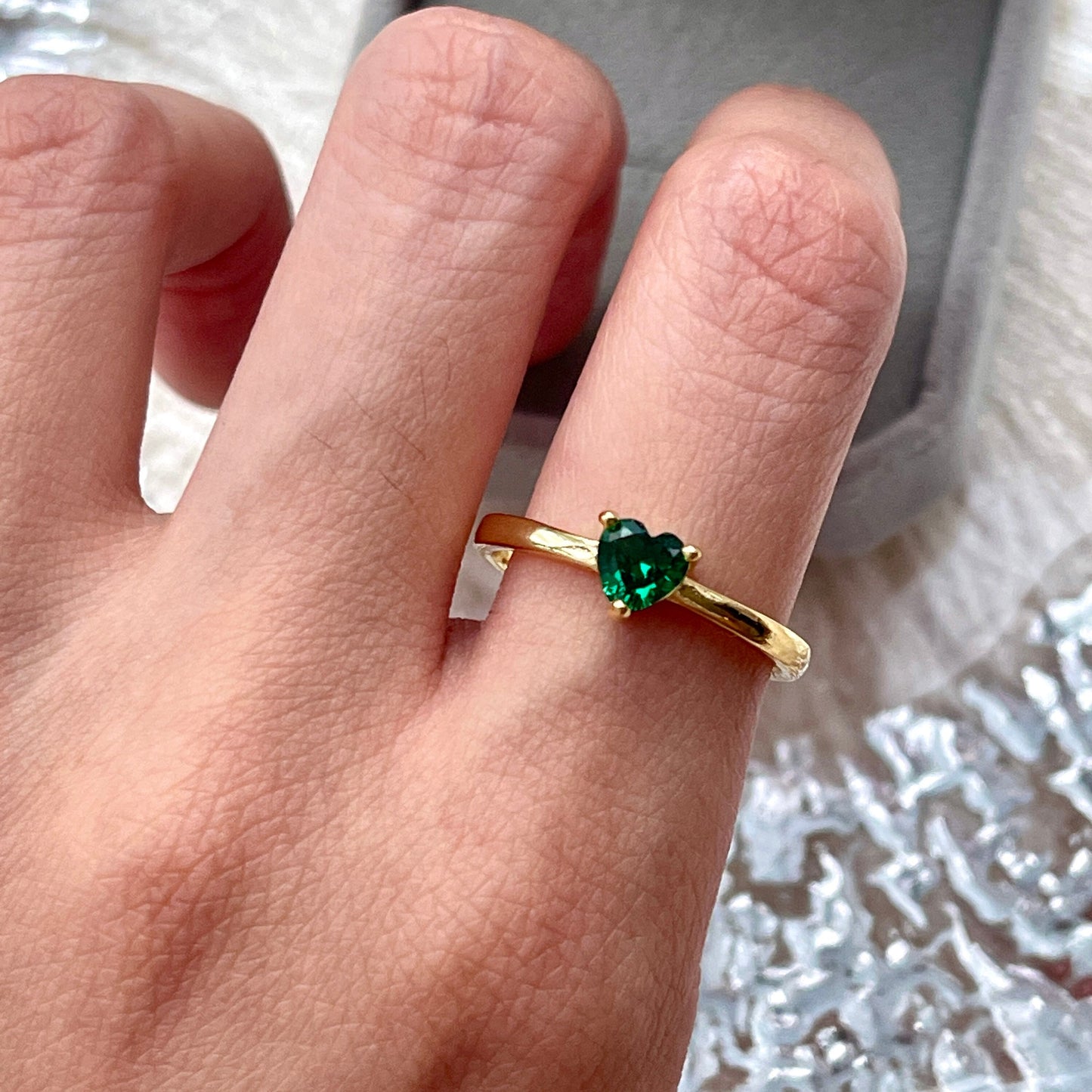 Heart shaped emerald gold ring, Dainty emerald ring, Romantic emerald ring, Green birthstone ring, Minimalist stacking ring, Delicate gifts