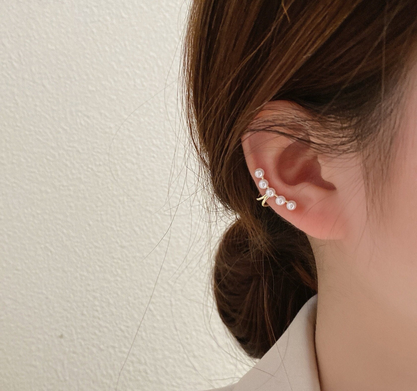 Pearl ear vine cuff, No piercing earrings, Gold pearl cuff earrings, Pearl ear climber crawler, Helix Ear jacket, Dainty Minimalism jewelry
