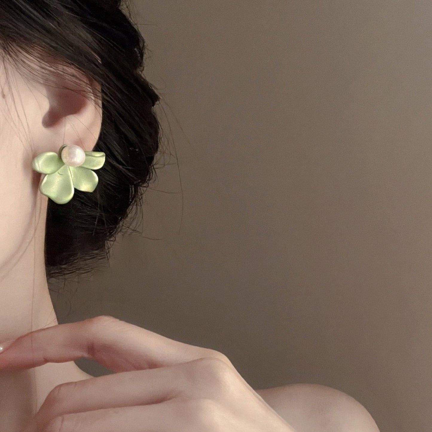 Flower petal earrings, Green Y2K chunky earrings, Floral stud earrings, Large statement earrings, Pearl floral earrings, Bohemian art deco