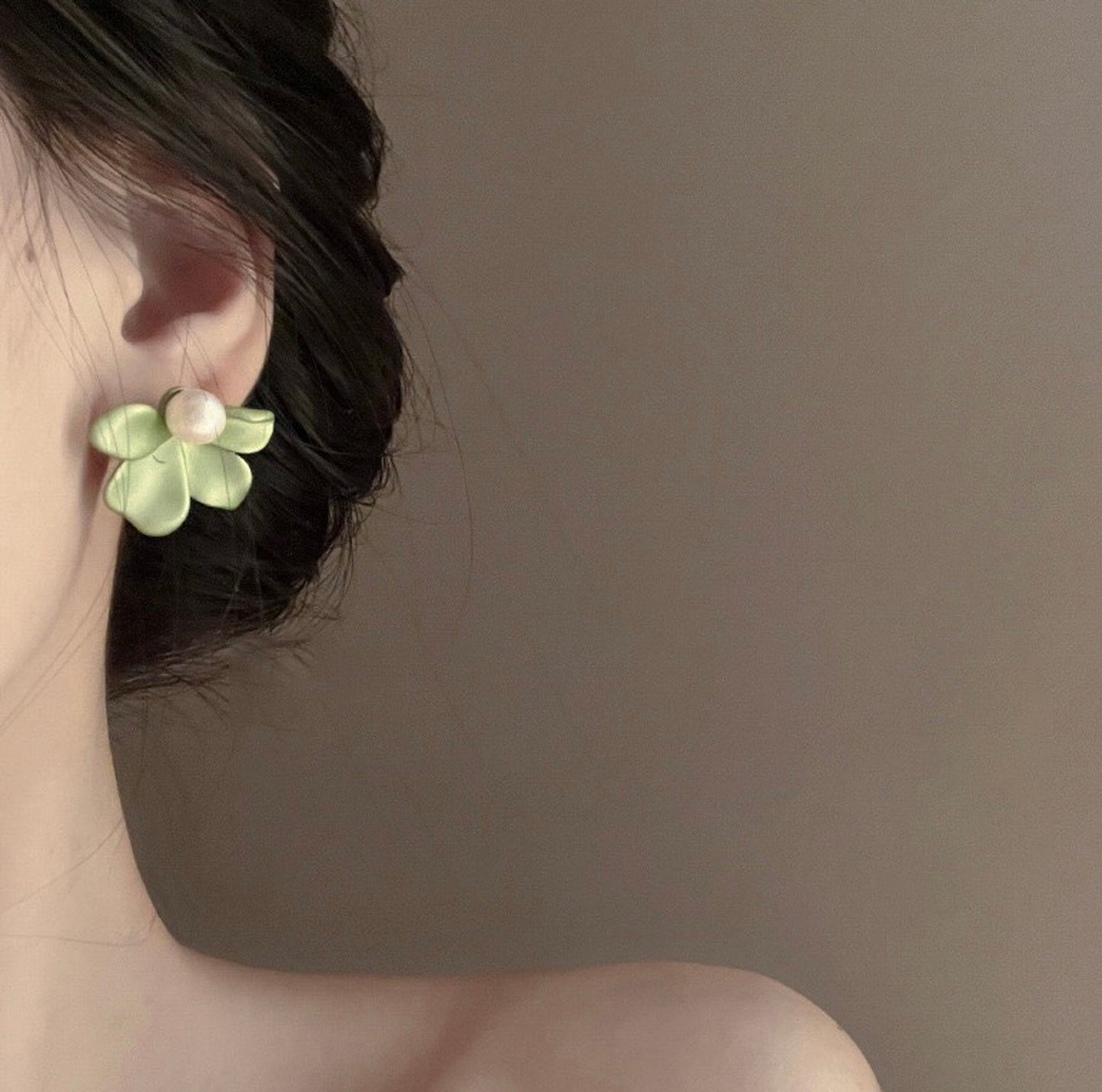 Flower petal earrings, Green Y2K chunky earrings, Floral stud earrings, Large statement earrings, Pearl floral earrings, Bohemian art deco