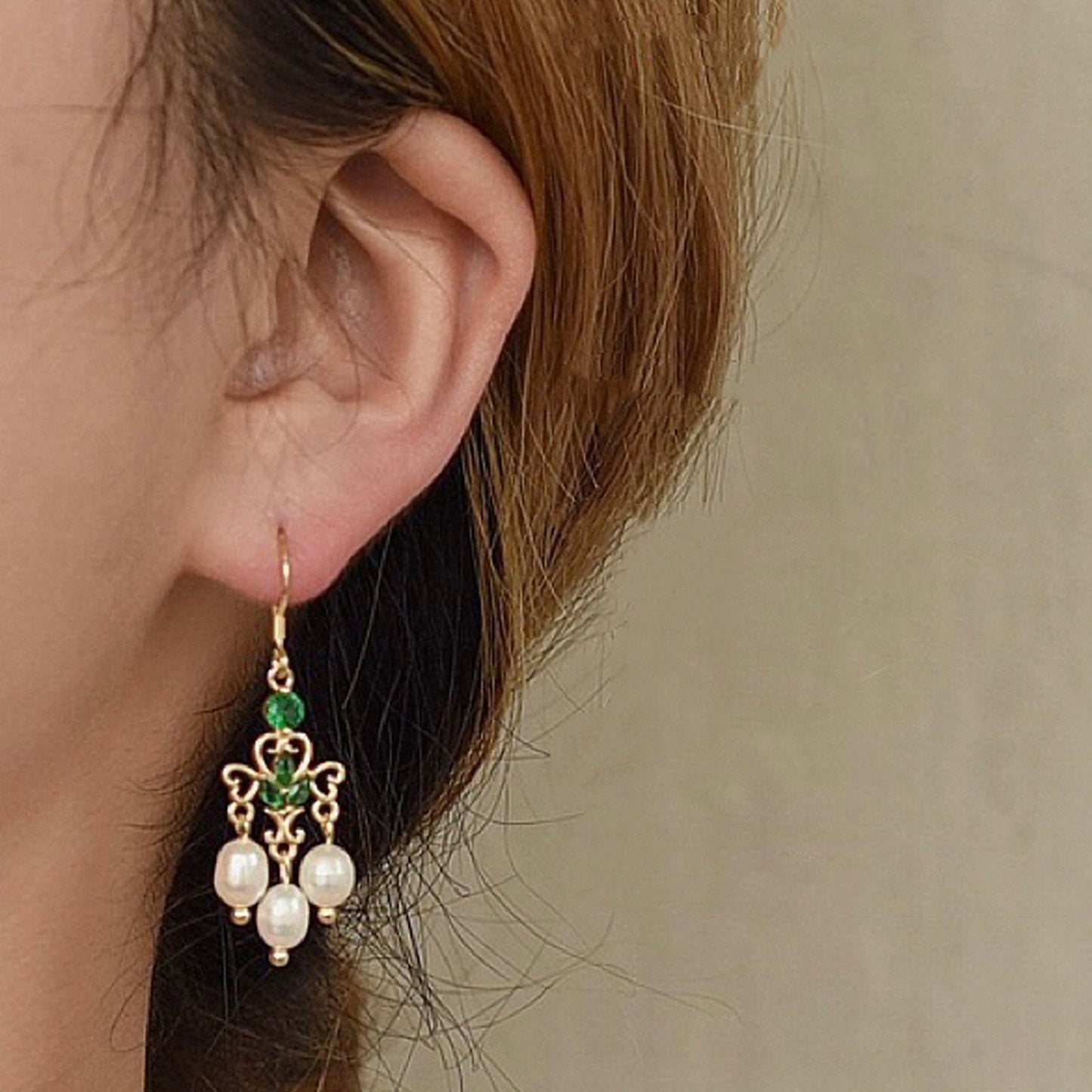 Emerald pearl earrings, Green emerald gold lace earrings, Natural pearl dangle drop earrings, Vintage style emerald earrings, Delicate gift
